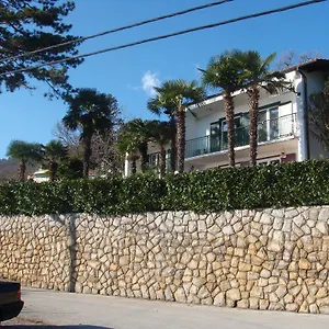 Leon And Leona Appartement